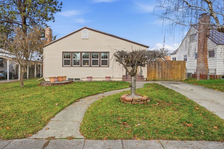 Property Photo: 1023 E Queen Ave WA 99207