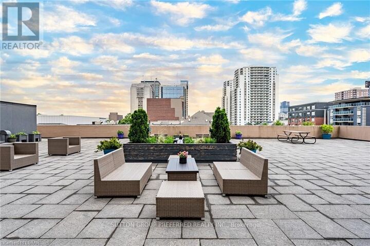 Property Photo:  389 Dundas Street 2404  ON N6B 3L5 