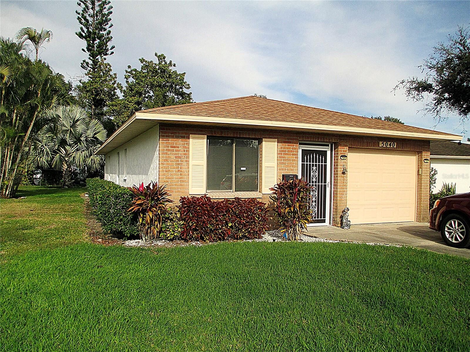 Property Photo: 5040 Live Oak Circle 93 FL 34207