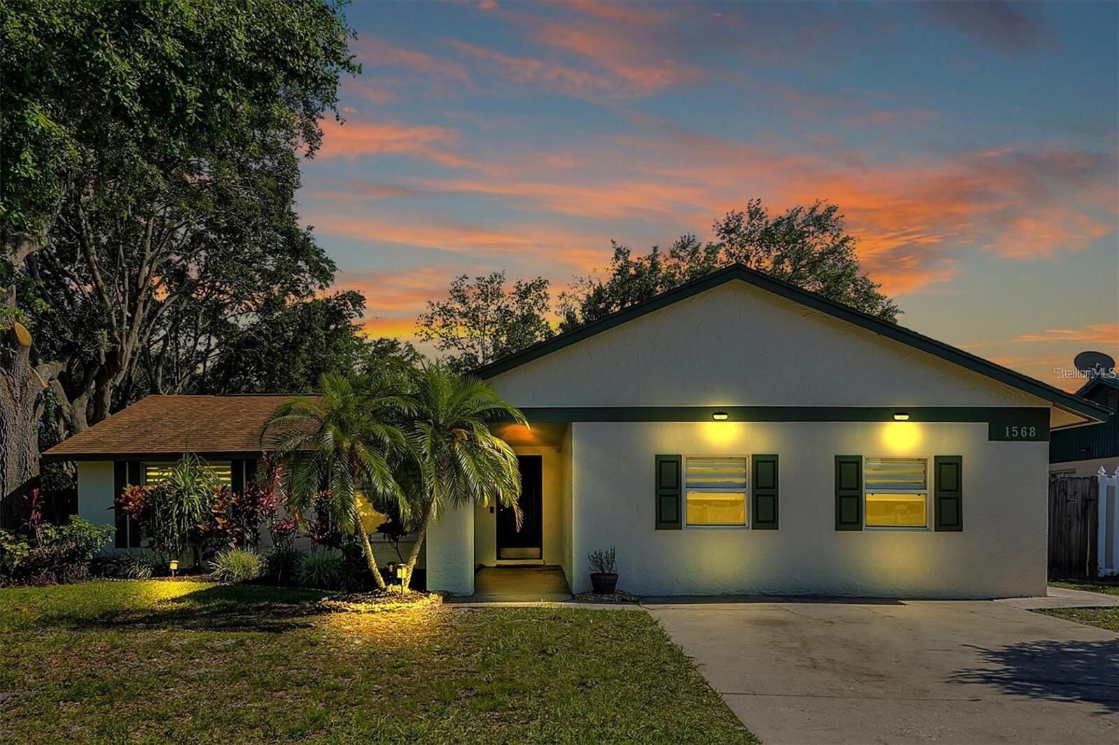 Property Photo: 1568 Oak Leaf Lane FL 34744