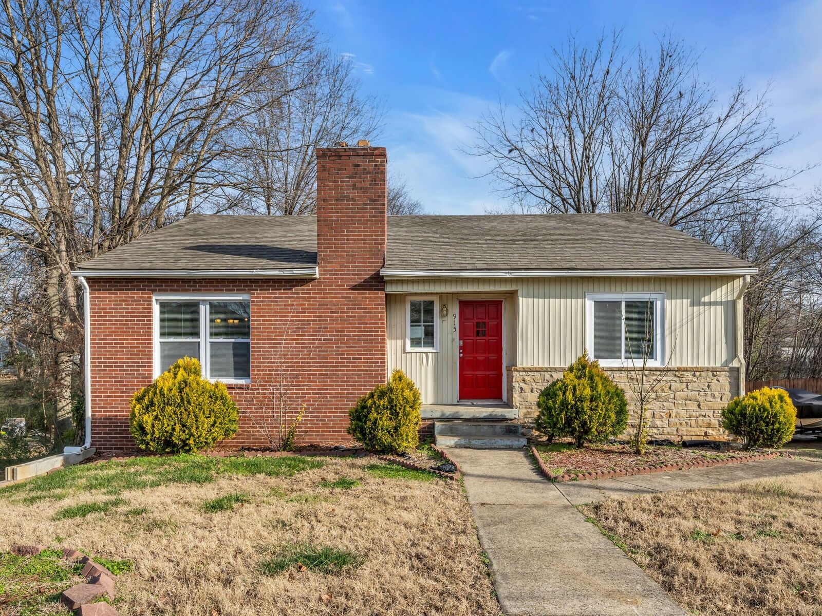 Property Photo:  915 Richardson St  TN 37040 