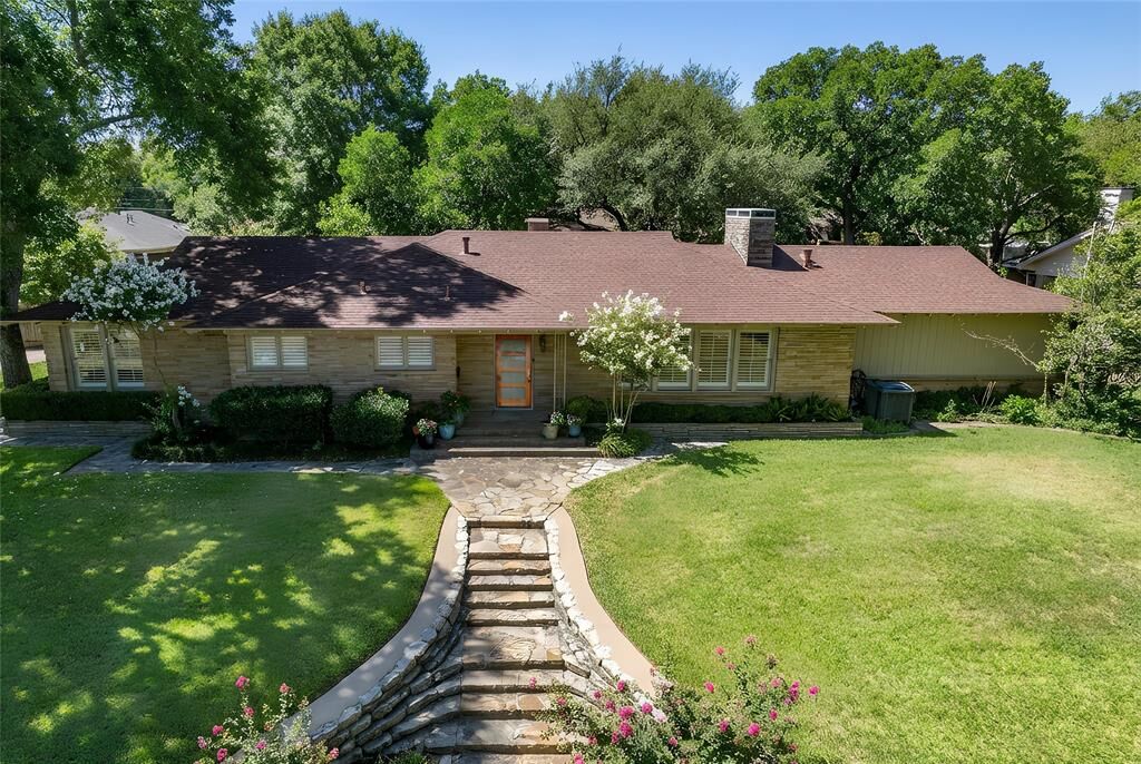 Property Photo: 601 W Columbia Street TX 76086