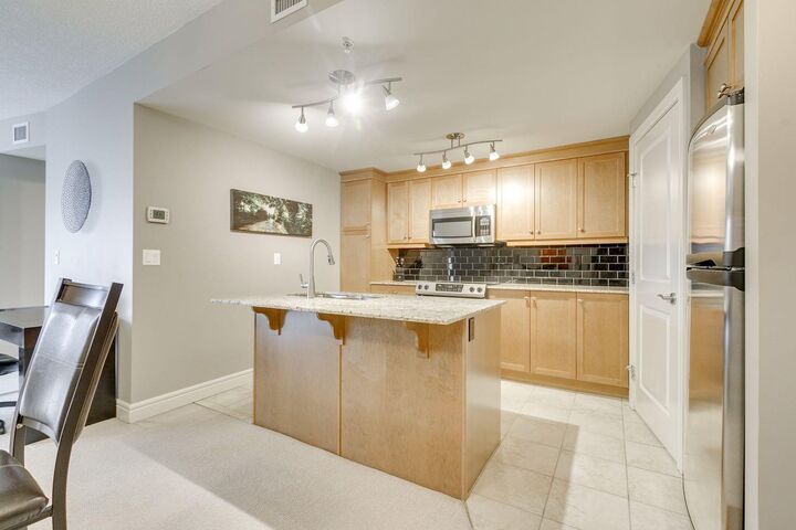 Property Photo:  910 5 Avenue SW 2001  AB T2P 0C3 