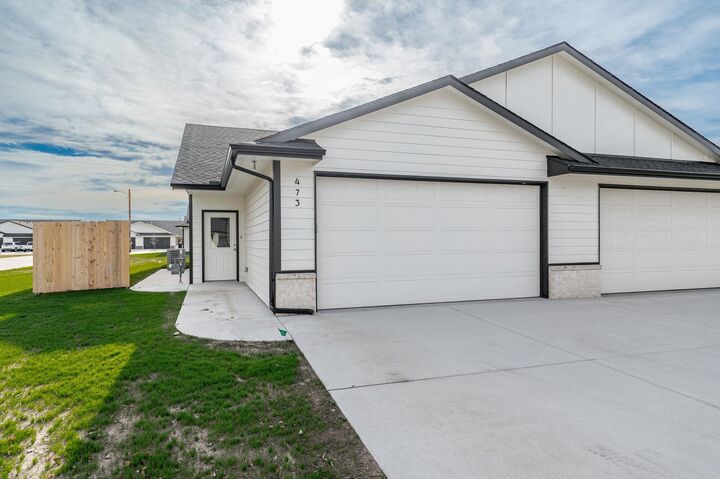 Property Photo: 473 E Harper St KS 67147-8948