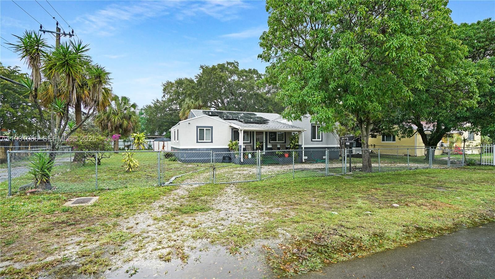 Property Photo:  2615 NW 114th St  FL 33167 