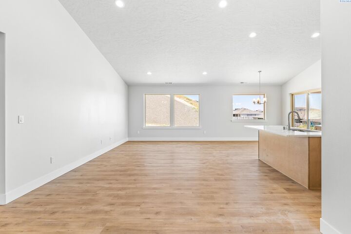 Property Photo: 2903 S Osborne St WA 99338