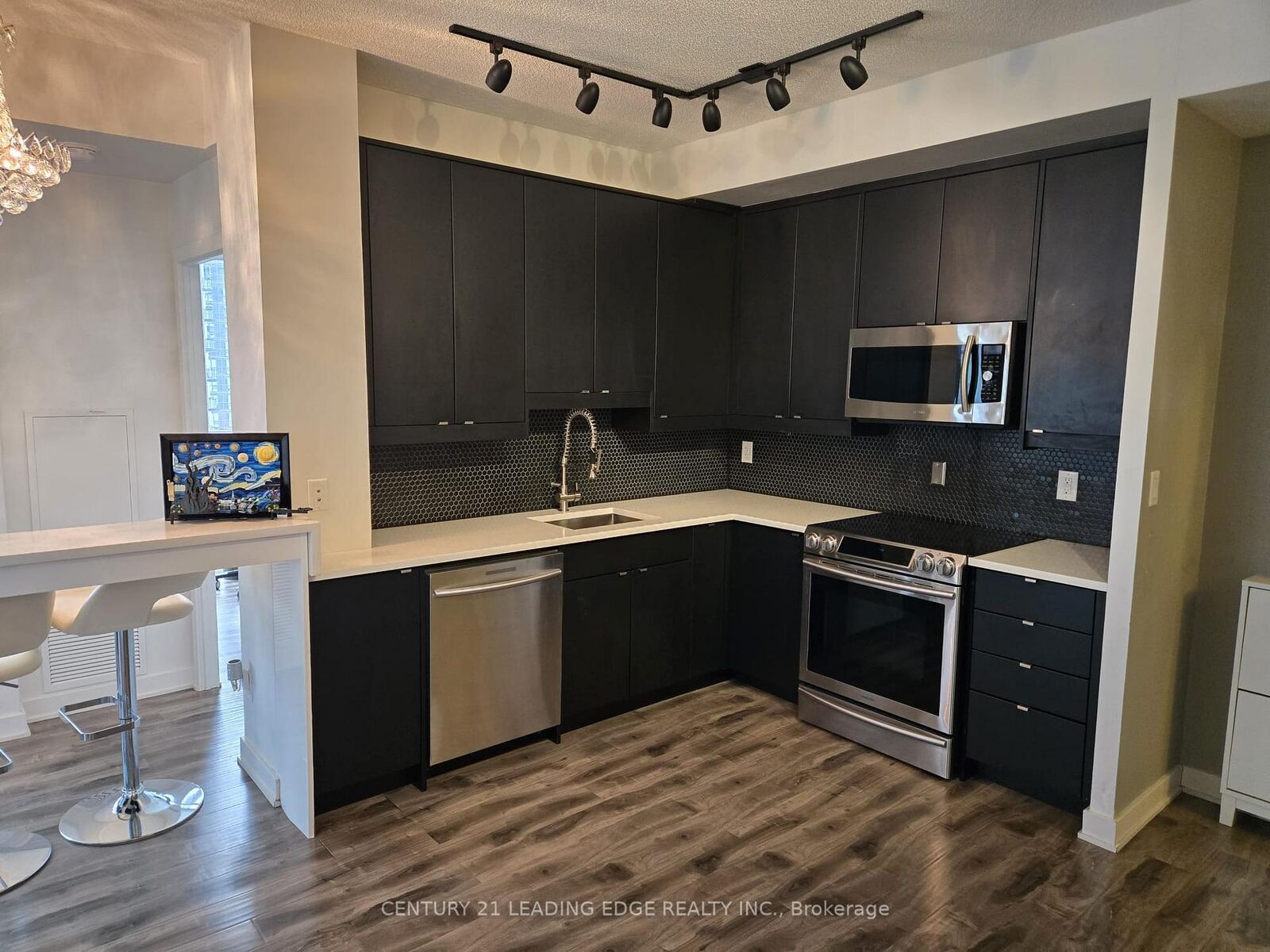 Property Photo:  4070 Confederation Parkway 2402  ON L5B 0E9 