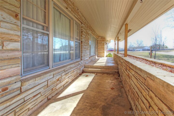 Property Photo:  912 W Shawnee Avenue  OK 74048 