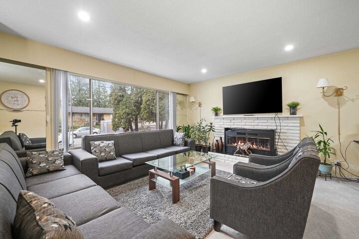 Photo de la propriété: 11735 94A Avenue BC V4C 3S4