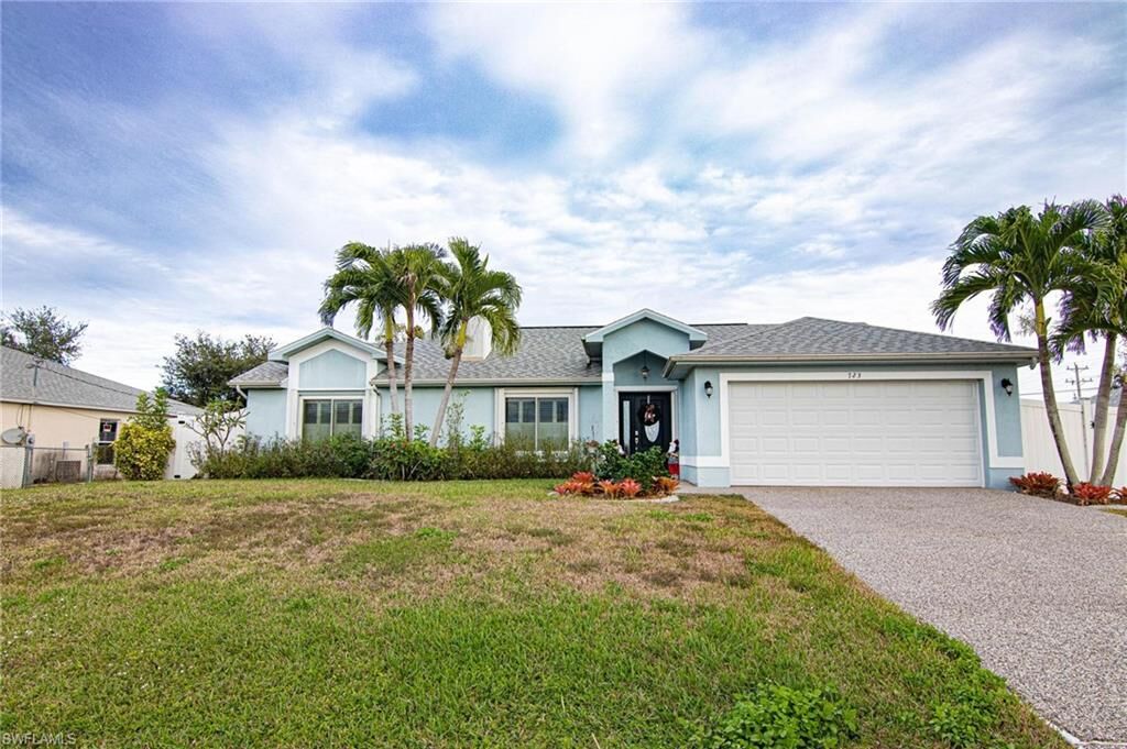 Property Photo:  723 SE 9th Ave  FL 33990 