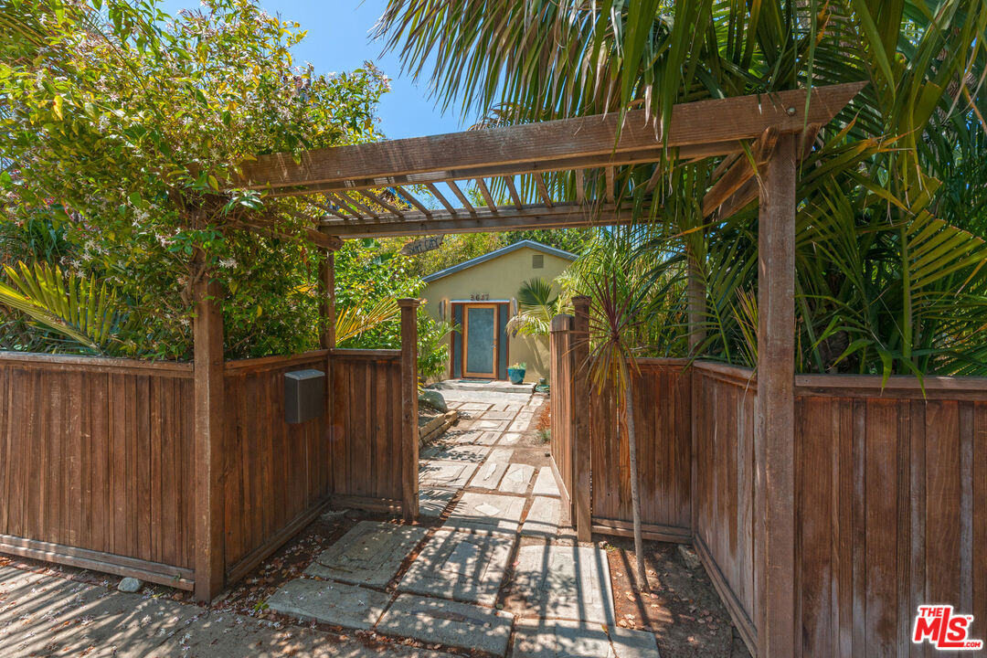 Property Photo:  3617 Maplewood Ave  CA 90066 