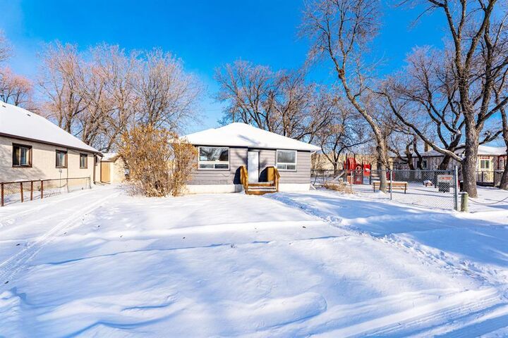 Property Photo:  1845 Midmar Avenue  MB R2R 0J9 