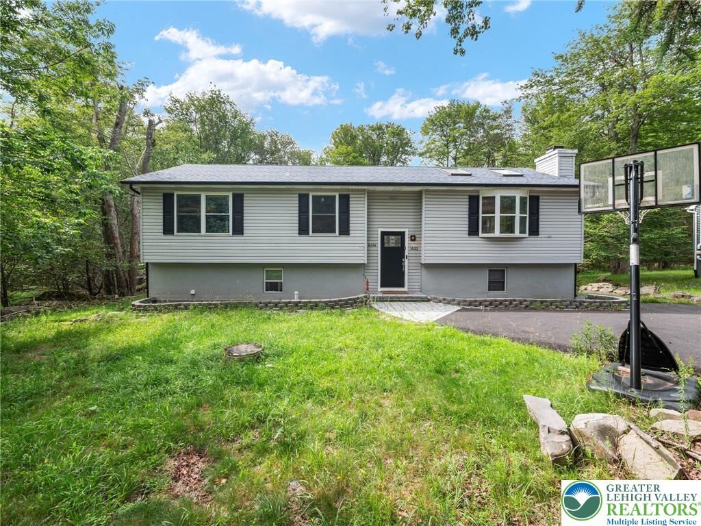 Property Photo:  1533 Black Birch Way  PA 18466 