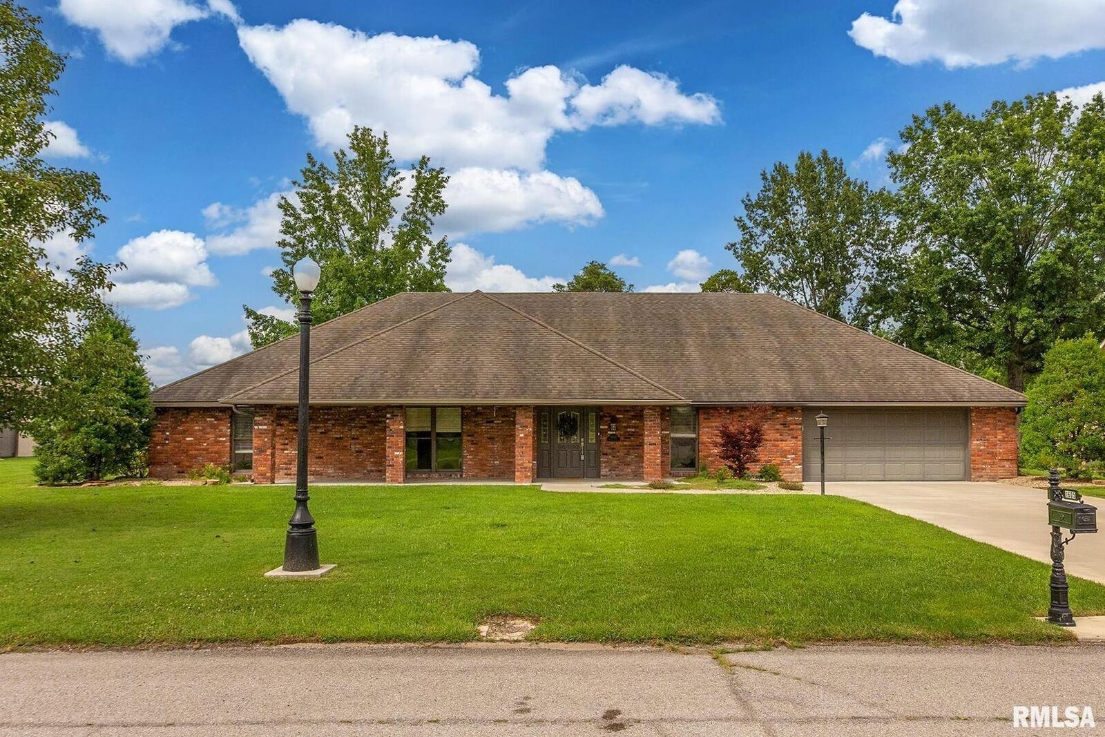 Property Photo: 1605 S Eugene Lane IL 62959