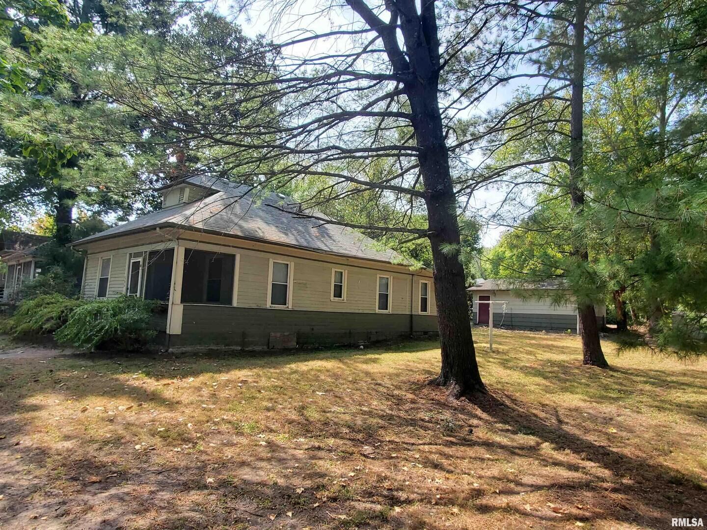 Property Photo:  504 N Almond St Street  IL 62901 