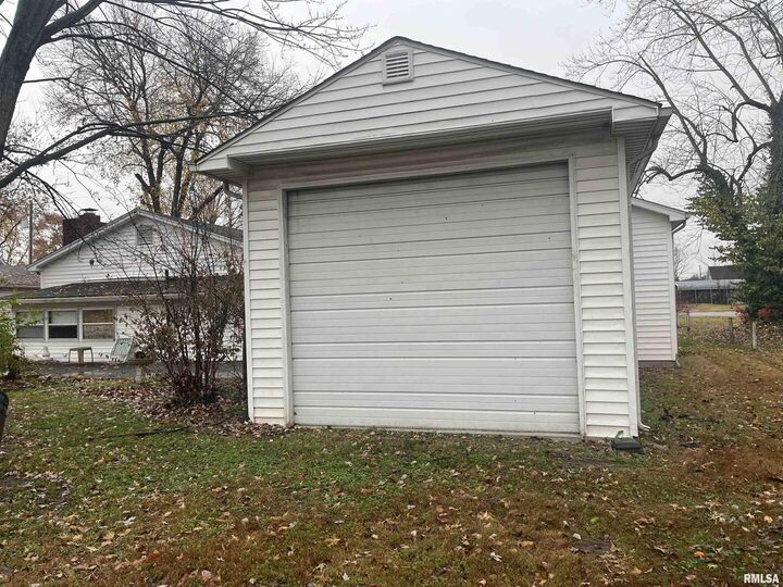 Property Photo:  1006 N Garfield Street  IL 62959 