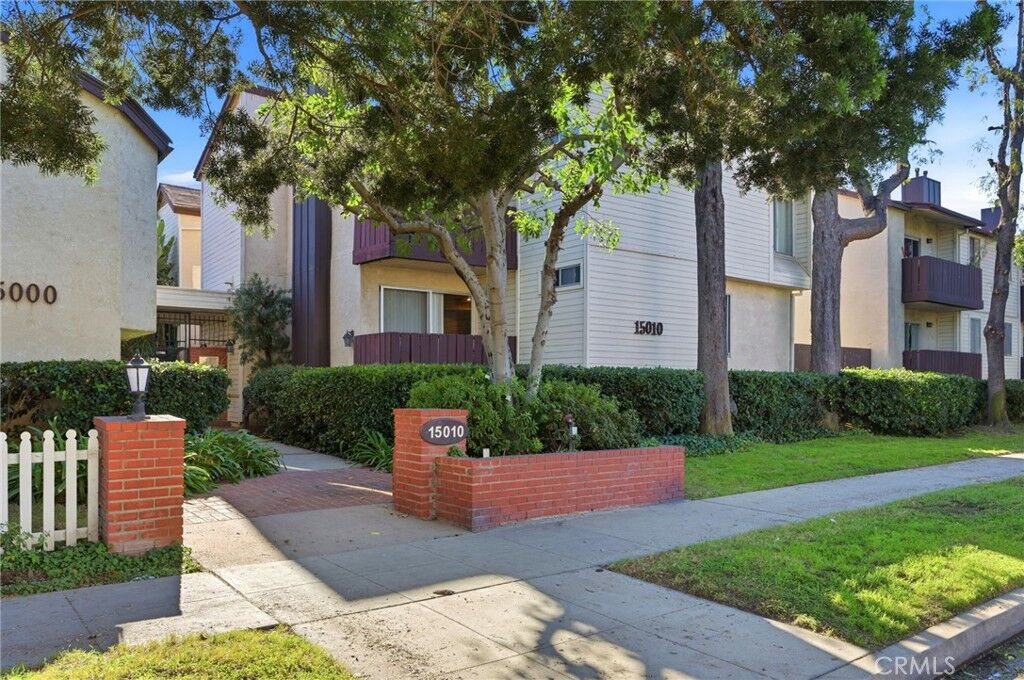 Property Photo: 15010 Victory Blvd 101 CA 91411