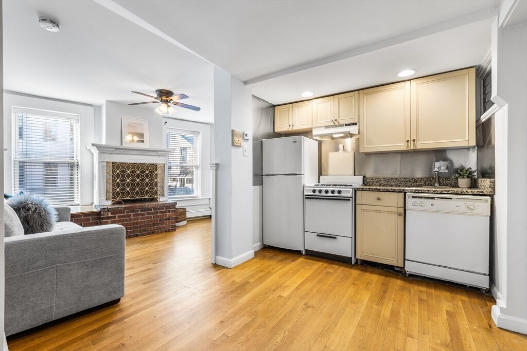 Property Photo:  86 Savin Hill Avenue 1  MA 02125 