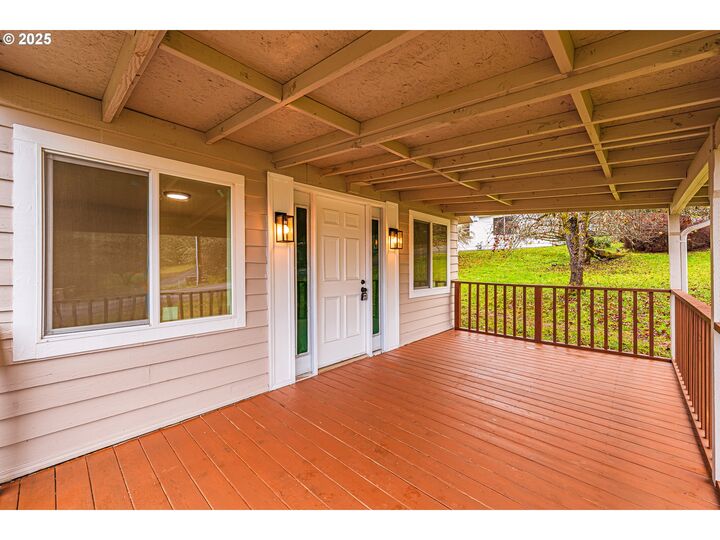 Property Photo:  225 21st Ave  OR 97386 