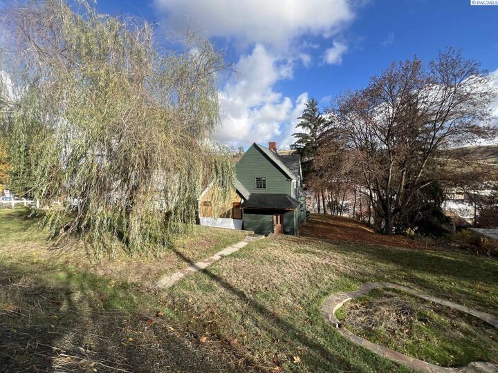 Property Photo:  205 N West Street  WA 99111 