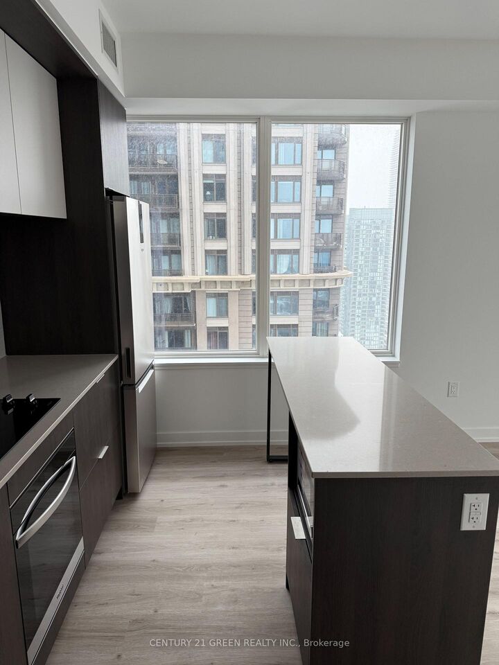 Property Photo:  395 Square One Drive 3208  ON L5B 0P6 