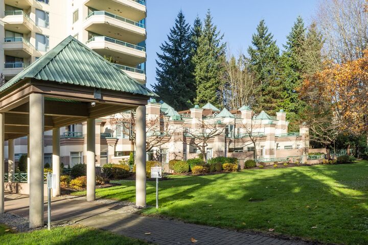 Property Photo:  364 Taylor Way  BC V7T 2Y2 