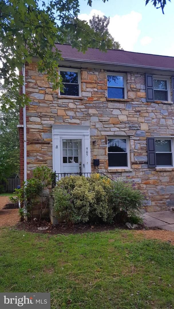 Property Photo:  905 Little Street  VA 22301 