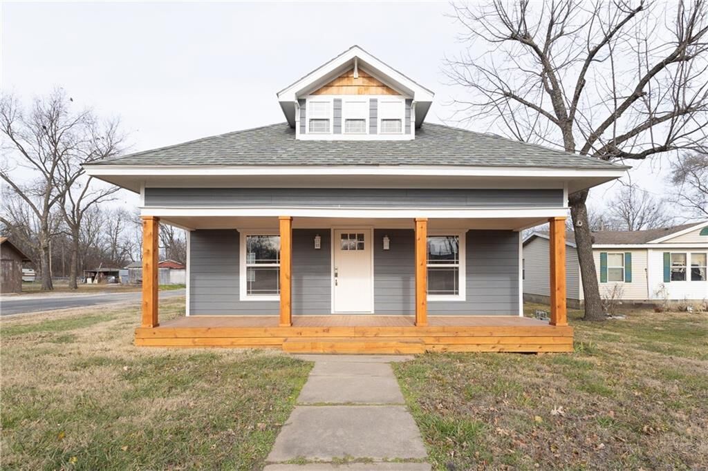 Property Photo: 901 E 4th Street KS 67330