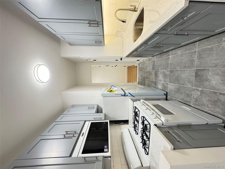 Property Photo:  2925 Mathews Ave 2H  NY 10467 