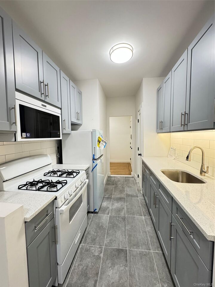 Property Photo:  2925 Mathews Ave 2H  NY 10467 