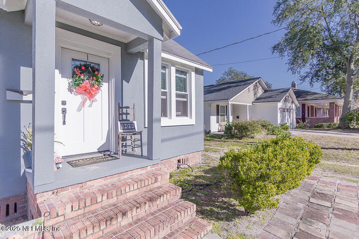 Property Photo:  909 Talbot Avenue  FL 32205 