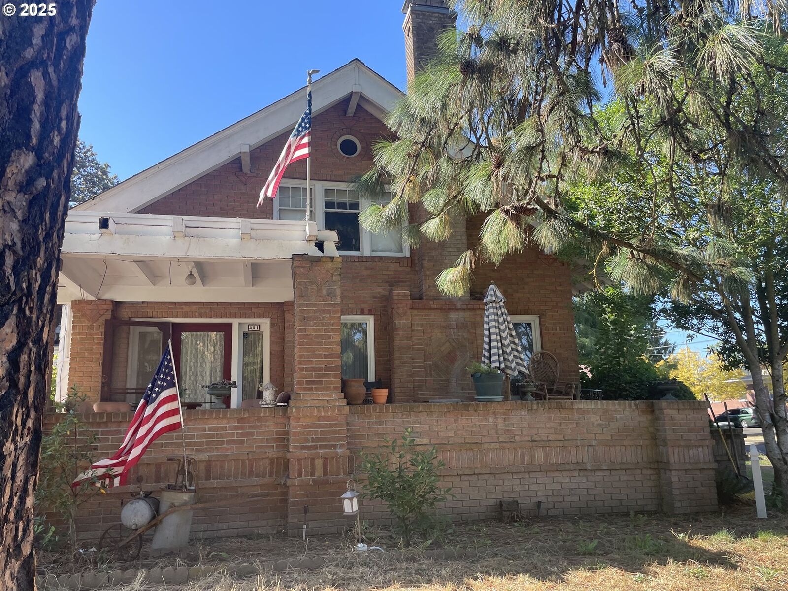 Property Photo:  401 S College St  OR 97132 