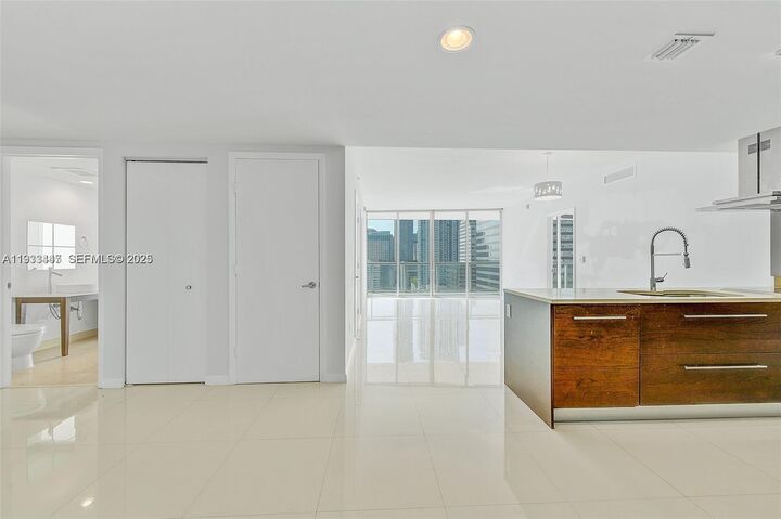 Property Photo:  495 Brickell Ave 2103  FL 33131 