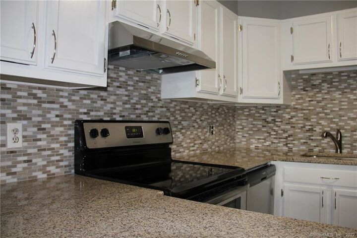 Property Photo:  51 Schuyler Avenue Apt 5A  CT 06902 