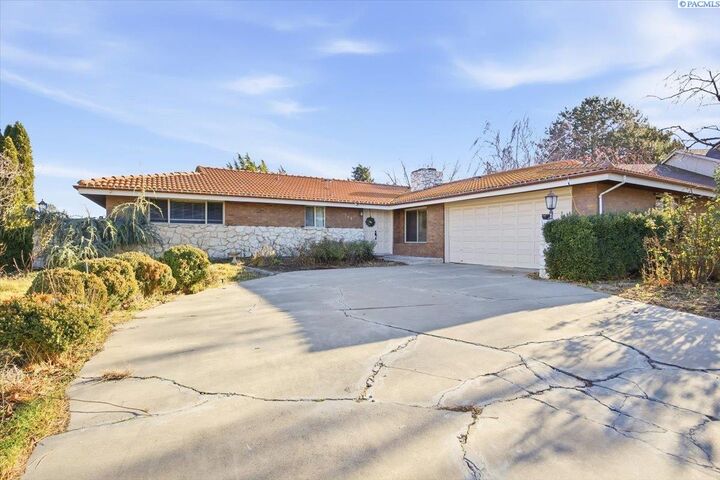 Property Photo:  145 Greenview Dr  WA 99352 