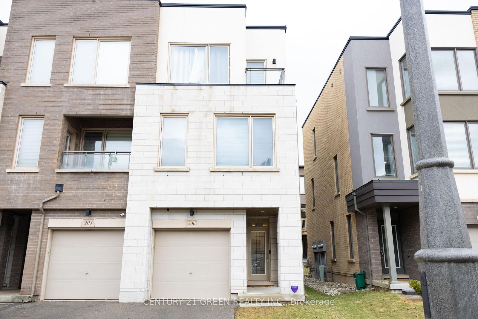 Property Photo: 206 Huguenot Road ON L6H 0L6