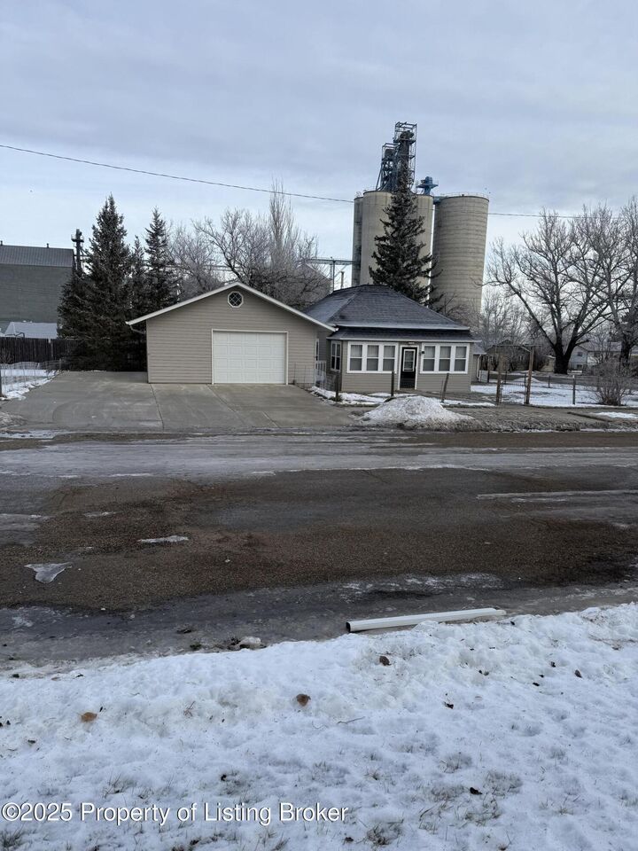 Property Photo:  384 1st Street SE  ND 58621 
