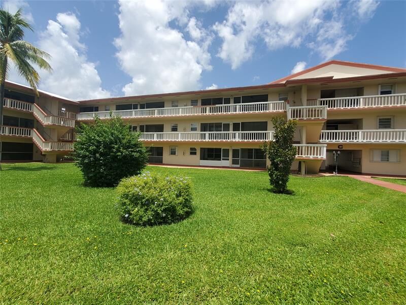 Property Photo:  5300 Washington St 114C  FL 33021 