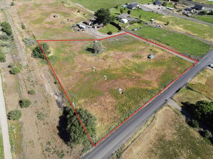 Property Photo: 11701 N Albro Rd WA 99350