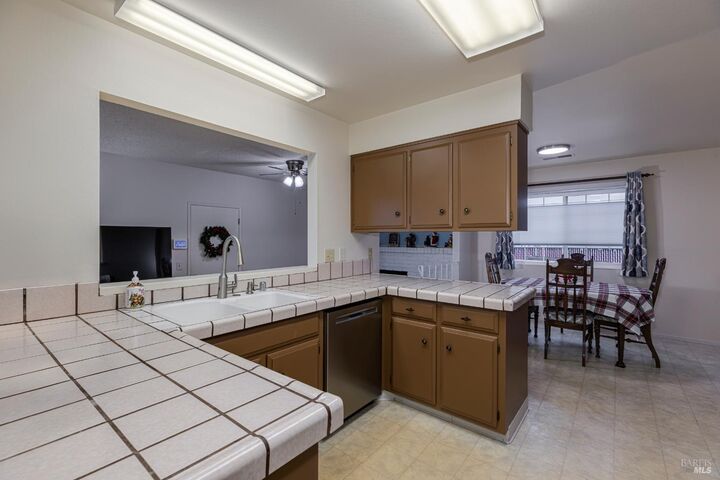 Property Photo:  533 Albert Way  CA 94954 