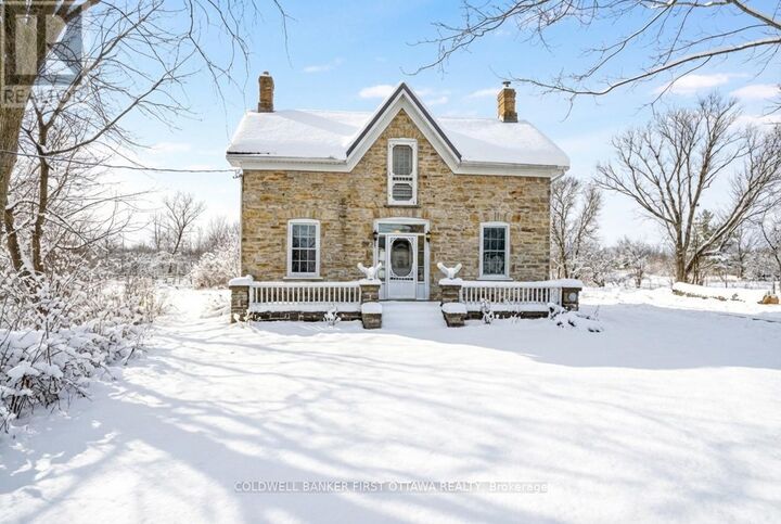 Property Photo:  28 South Street  ON K7H 2G1 