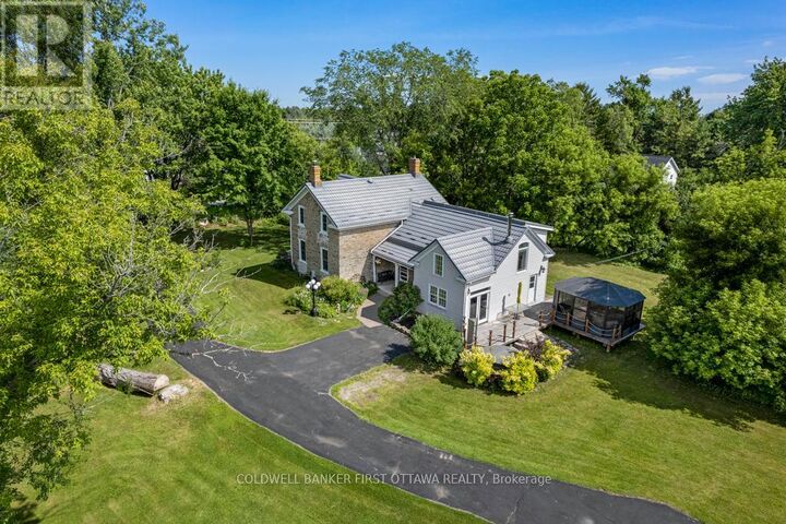 Property Photo:  28 South Street  ON K7H 2G1 
