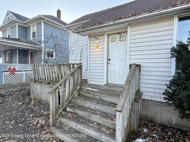 Property Photo:  906 Michigan Avenue  MI 48867 