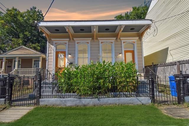 Property Photo:  822 24 Josephine Street  LA 70130 