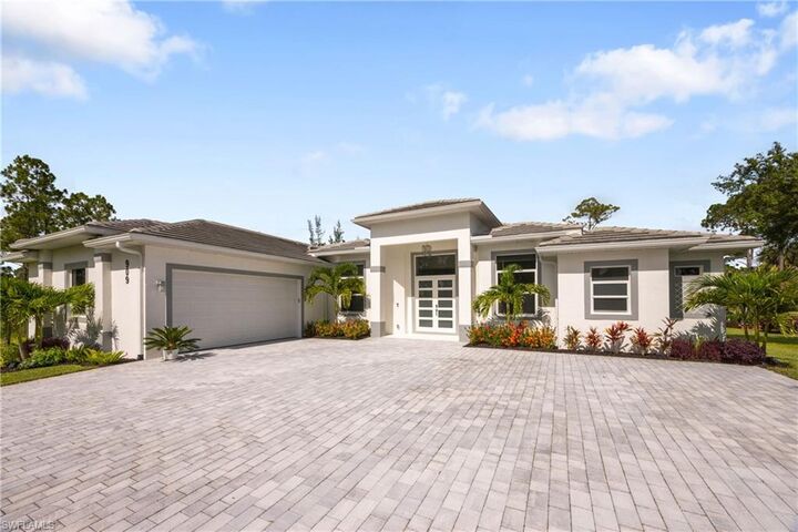 Property Photo:  909 8th St SE  FL 34117 