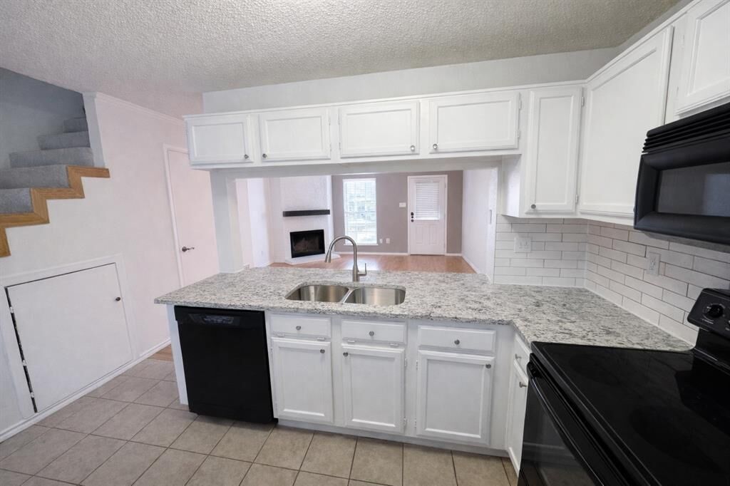 Property Photo: 17 Abbey Road TX 76039