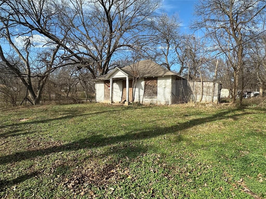 Property Photo: 704 E Colbert Street OK 73098