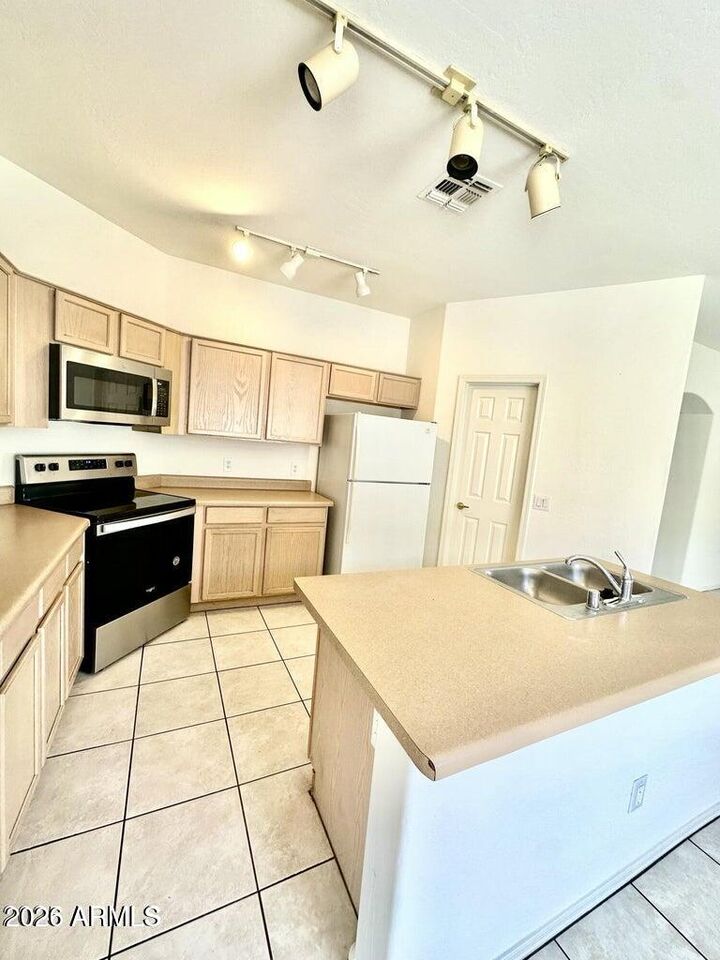 Property Photo:  1061 E Susan Lane  AZ 85288 