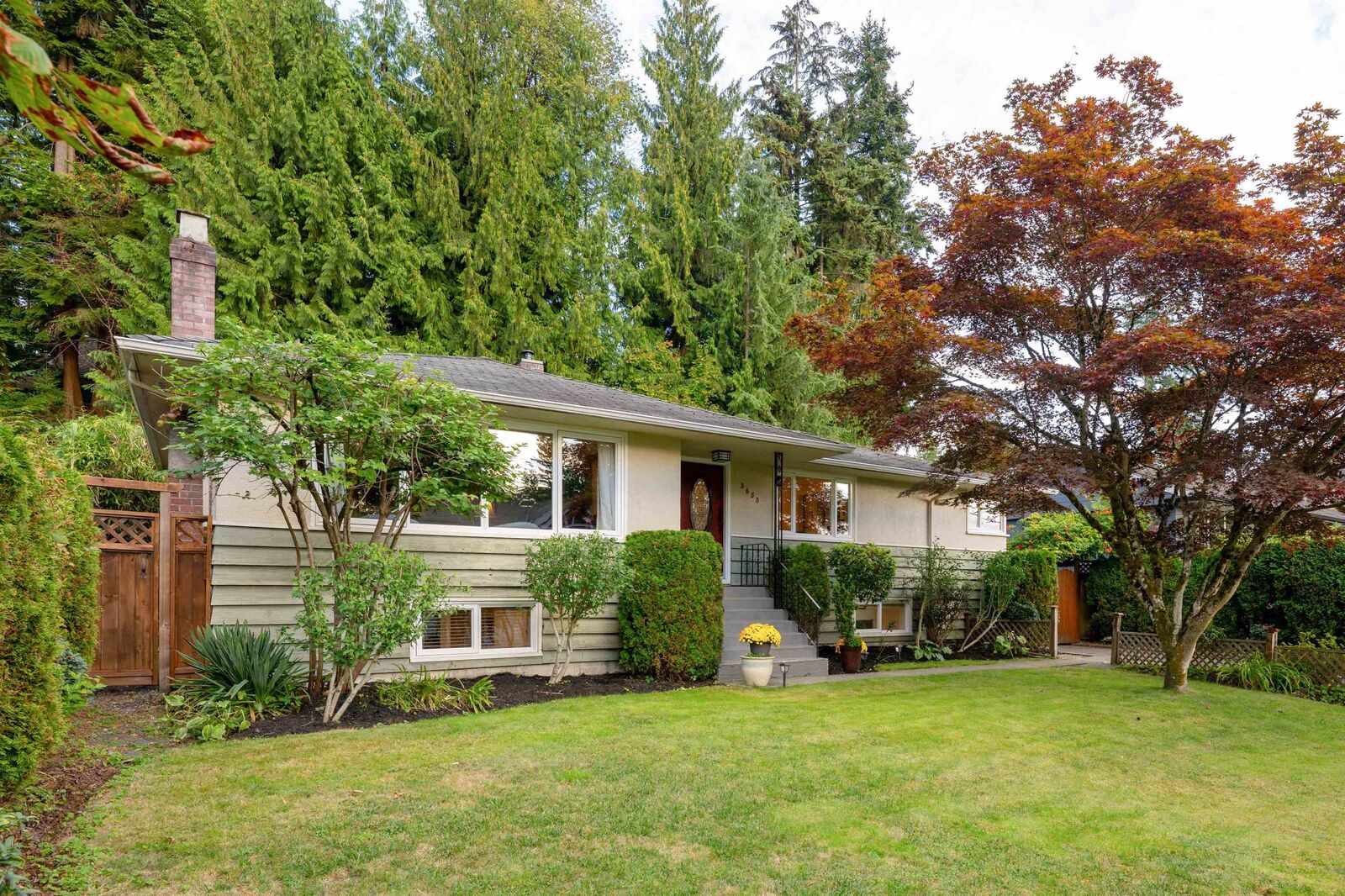 Property Photo:  3658 Loraine Avenue  BC V7R 4B8 