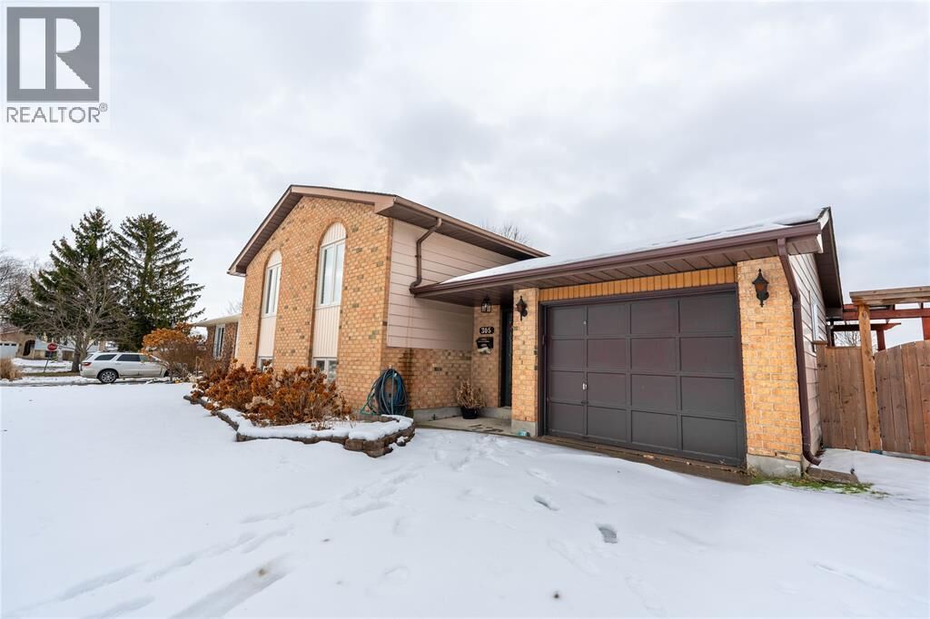 Property Photo:  305 Oaklea Court  ON N7S 5Y9 